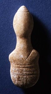 キクラデス時代の置物、ナクソス島、紀元前3000～2000年頃（大理石）