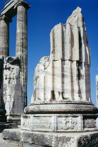 アポロ神殿の柱の元、紀元前300年頃 作： Greek School