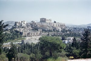 アクロポリスの西側の眺め、紀元前600年頃-紀元前450年頃 作： Greek School
