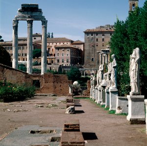 フォロ・ロマーノ：ヴェスタールの彫像。ヴェスタールの家（Casa delle VestaliまたはAtrium Vestae）。左側にはギリシャのディオスクレス神殿（またはカストルとポルックスの神殿）（紀元前5世紀）。ローマ 作： Greek or Roman