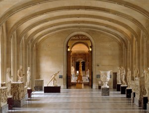 ルーヴル美術館のダルの部屋の様子：ボルゲーゼ・コレクションのギリシャ・ローマ時代の古代美術品が展示されています。パリ 作： Greek or Roman