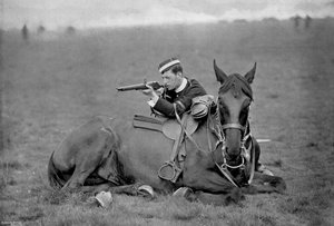 1896年の小競り合いのディスプレイでの降車したランサー 作： Gregory and Co
