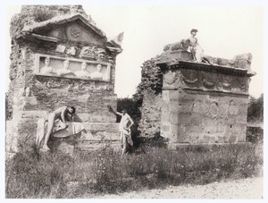 墓の中の少年たち（写真）