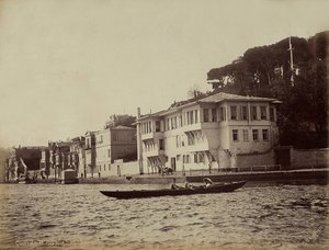 トルコのマルマラ海に面したタラビヤ湾の建物群 作： Guillaume Berggren
