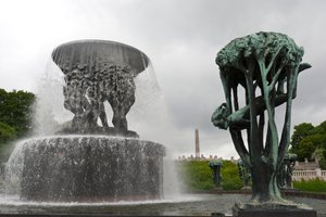 ノルウェー、オスロ、フログナー公園の噴水と「木の中の少女」の彫刻（ブロンズ 作： Gustav Vigeland