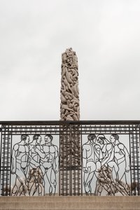 ノルウェー・オスロのフログナー公園にある鍛鉄製のゲート「Naked Men」と花崗岩製の「People Monolith」(写真) 作： Gustav Vigeland