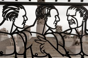 ノルウェー、オスロのフログナー公園にある裸の男たちの彫刻の錬鉄製の門(鉄) 作： Gustav Vigeland