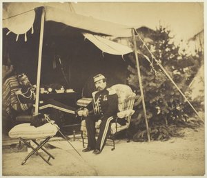 キャンプ・ド・シャロンのテントに座る将校たち 作： Gustave Le Gray