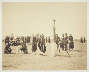 ズアーヴ連隊の掲げられた旗、カンプ・ド・シャロン 作： Gustave Le Gray