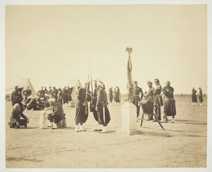 掲げられたズアーヴ連隊の旗、キャンプ・ド・シャロン、1857年。 作： Gustave Le Gray