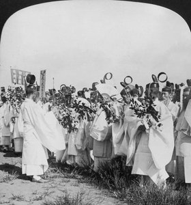 日立丸の犠牲者のための葬列での神道司祭、東京、日本、1905 作： H. C. White