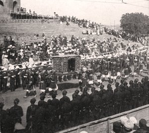 1912年、インドのデリーにある王室の行列に立つ国家の手形 作： H. D. Girdwood