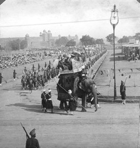 1913年にインドの州行列に参加した政府高官。 作： H. D. Girdwood