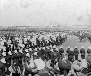 1903年、帝国士官候補生軍団が威厳を示し、インドのデリーにあるダルバールアリーナに護衛しました。 作： H. D. Girdwood