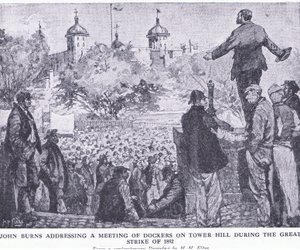 1892年のグレートストライキ中にタワーヒルで港湾労働者の集会に出席したジョンバーンズは、1940年頃にウェーバリーブックカンパニーリミテッドから出版された英国人のカッセルの歴史から 作： H. H. Flere