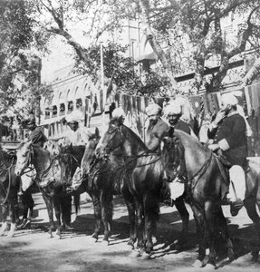 1900年代、インドのデリーにある鉄道駅の外のパンジャブの騎手。 作： H. Hands and Son