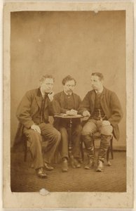 [正体不明の3人の男が座っている] 作： H. Tollerton
