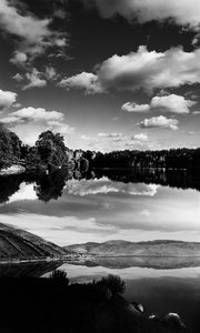 湖のある風景（モノクロ写真）