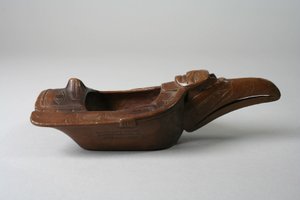 レイヴンボウル、1870年頃（木と絵の具） 作： Haida