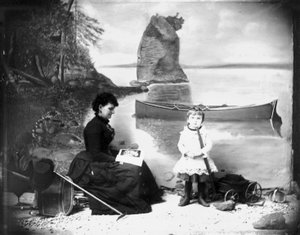 ハンナメイナードとワゴンを持つ小さな女の子、1884年（bw写真） 作： Hannah Maynard