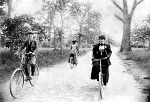 メイナードマクドナルドとその祖母、ハンナメイナード、ビクトリアビーコンヒルパークでサイクリング、1895年頃（bw写真）
