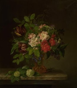春の花が映えるグラス 作： Hanne Hellesen