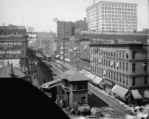 高架鉄道、ウォバッシュ アベニュー、シカゴ、イリノイ州、1900～10 年頃（白黒写真） 作： Hans Behm