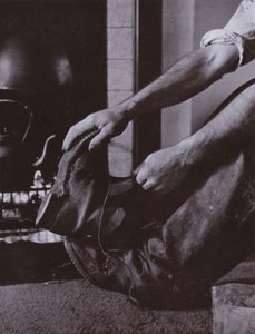 脱いだブーツ（白黒写真） 作： Harold Burdekin