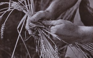 ストローバンド作り（白黒写真）