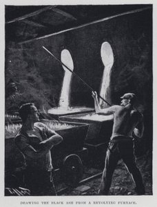 回転炉の黒い灰を引く（モノクロ写真 作： Harold Hume Piffard