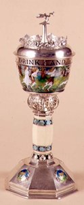 愛情のあるカップとカバー、象牙の茎を施した飾り、c.1905-09（シルバー＆エナメル） 作： Harold Stabler