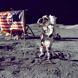 サーナン ジャンプ敬礼旗、1972 年。 作： Harrison Schmitt