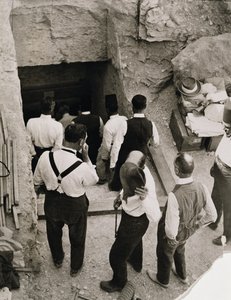 ツタンカーメンの墓、王家の谷への階段を下る一行 作： Harry Burton