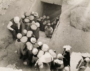 王家の谷、ツタンカーメンの墓を閉じる、1923年2月（ゼラチンシルバープリント） 作： Harry Burton