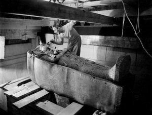 Faarao Tutankhamonin haudan löytö Kuninkaiden laaksossa (Egypti): hautakammiossa, Howard Carter työskentelee toisen arkun kannen parissa, lokakuu 1925, valokuva Harry Burton (p1568) 作： Harry Burton