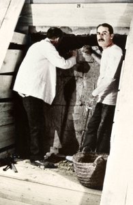 ハワードカーターと同僚、エジプトの王家の谷で墓を発掘、1922年 作： Harry Burton