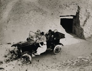 カーナーボン卿の王家の谷への最初の訪問: カーナーボン卿 (1866-1923) と自動車でのパーティー 作： Harry Burton