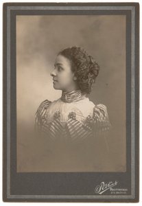 グレース・ヒューズ（1900年頃1900年（写真） 作： ハリー・レンフィールド・パーキンス