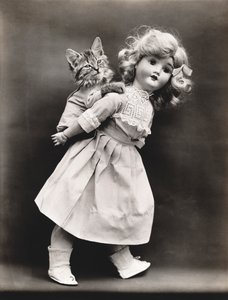 キティーシリーズ人形に乗る 1914年頃 （シルバープリント） 作： Harry Whittier Frees