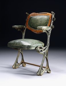 パリ、アンベール・ド・ロマンス・コンサートホールのためにデザインされた鉄と木の椅子 作： Hector Guimard