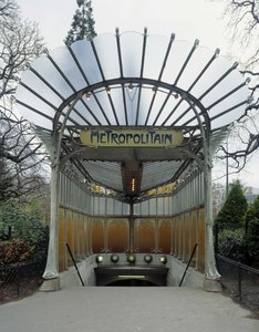 アールヌーボー建築：パリの地下鉄駅Porte Dauphineの入り口。建築家ヘクトール・ギマール（1867-1942）の設計。DR