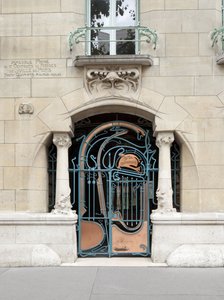 1895年から1898年にかけてパリ16区に建設されたベランジェ城の入口扉（写真）。