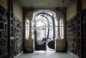 パリ16区のフォンテーヌ通り14番地にあるベランジェ城の入り口の様子（写真 作： Hector Guimard