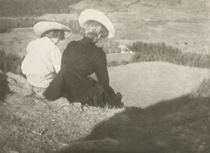 ビルギッツの畑（ハンスとメアリーが座っている）、1908年頃（重クロム酸ゴムのプリント） 作： Heinrich Kuhn