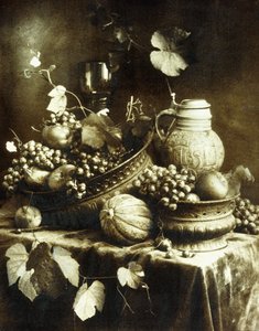 果物と陶器の静物、1900年頃（茶色の顔料ゴム印画プリント、手塗りの水彩画でした） 作： Heinrich Kuhn