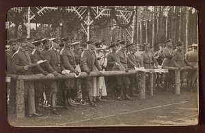 第一次世界大戦：「1914年から1916年にかけてのドイツ軍侵攻時のウクライナ。兵士の集団（モノクロ写真 作： Heldenfriedhof Dsessentniki (attr. to)