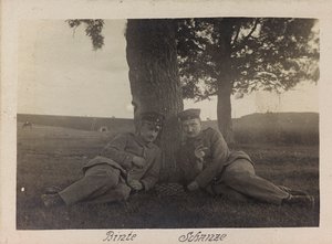 第一次世界大戦：「1914-1916年、ドイツ軍の侵攻下にあるウクライナ。リラックスした瞬間の2人の兵士（モノクロ写真 作： Heldenfriedhof Dsessentniki (attr. to)