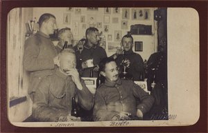 第一次世界大戦：「1914-1916年、ドイツ軍の侵攻下にあるウクライナ。休息時の兵士の集団（モノクロ写真 作： Heldenfriedhof Dsessentniki (attr. to)