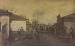 第一次世界大戦：「1914年から1916年にかけてのドイツ軍侵攻時のウクライナ。街の通りを歩く軍人と民間人（モノクロ写真