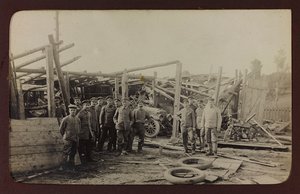 第一次世界大戦：「1914年から1916年にかけてのドイツ軍侵攻時のウクライナ。兵士の集団（モノクロ写真 作： Heldenfriedhof Dsessentniki (attr. to)